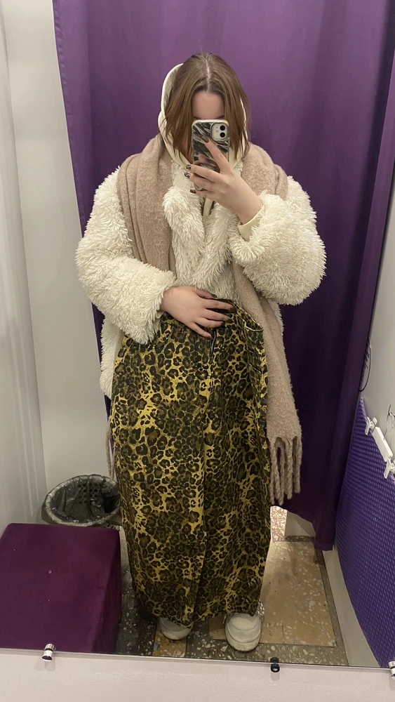 Это вооьще не то что заявлено на фото. Даже мерить не стала