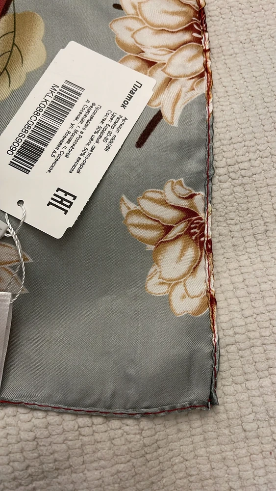 До этого заказывала платок в два раза дешевле у другого продавца, но там точно такие же недостатки, как будто из одной пошивочной мастерской. Но у того платка и расцветка не понравилась. Здесь хотя бы рисунок и цвета приятные. Оставила