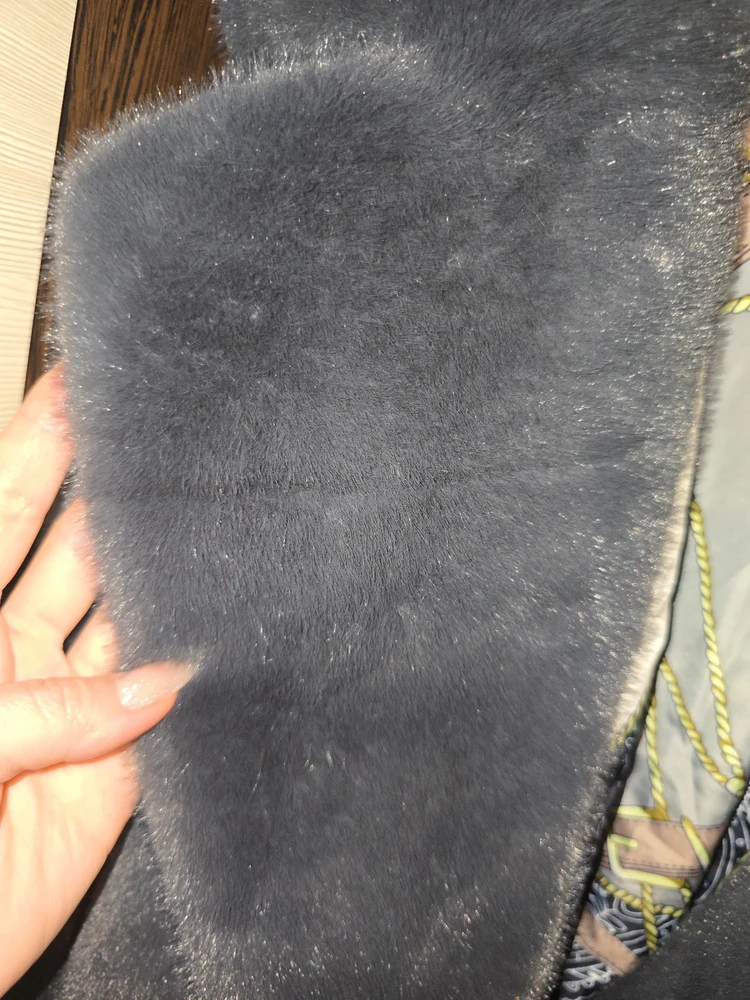 Эта шуба уже по заказу четвёртая, первые три у других продавцов отказ. Поэтому есть с чем сравнить. Фасон, модель, и качество меха отличное. Цвет очень красивый, серый. Ношу 44-46, размер 44 сел отлично, можно поддеть и толстую кофту. Рукаф не короткий, шлевки резиночки пришиты на уровне талии, карманы качественно обработаны, усилены края бейкой, это плюс! Есть внутренний ,глубокий карман(+) Рисунок полос меха по бокам ровно совпадает, у многих покупателей по этому поводу отказ. Разрезы как надо, не короткие. Длина шубки отличная, на мой 168см, середина или чуть ниже икры. Учитывая некоторые недостатки, чуток расстроена, но востальном шубы классная.