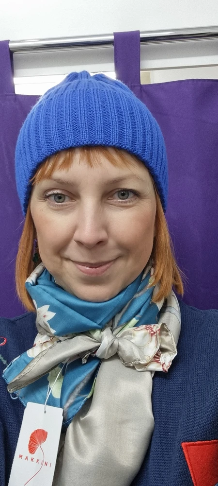 До этого заказала другой- дома подумала и вернула тот.
На этот раз заказала несколько. Этот сразу запал в душу, но думала к шапке надо темно-синий, потому заказала несколько.
Оказалось супер подошёл по моему вкусу и качество лучше чем тот был - плотный, расцветка добротная.
Я ушла в нем, спасибо 🙏