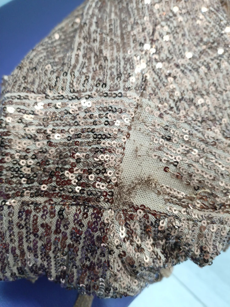 Хорошо, что заказала два цвета, а то осталась бы без платья. Этот цвет пришёл с браком. А так очень понравилось ♥️ Ставлю три звезды потому что сама модель платья красивая 😍