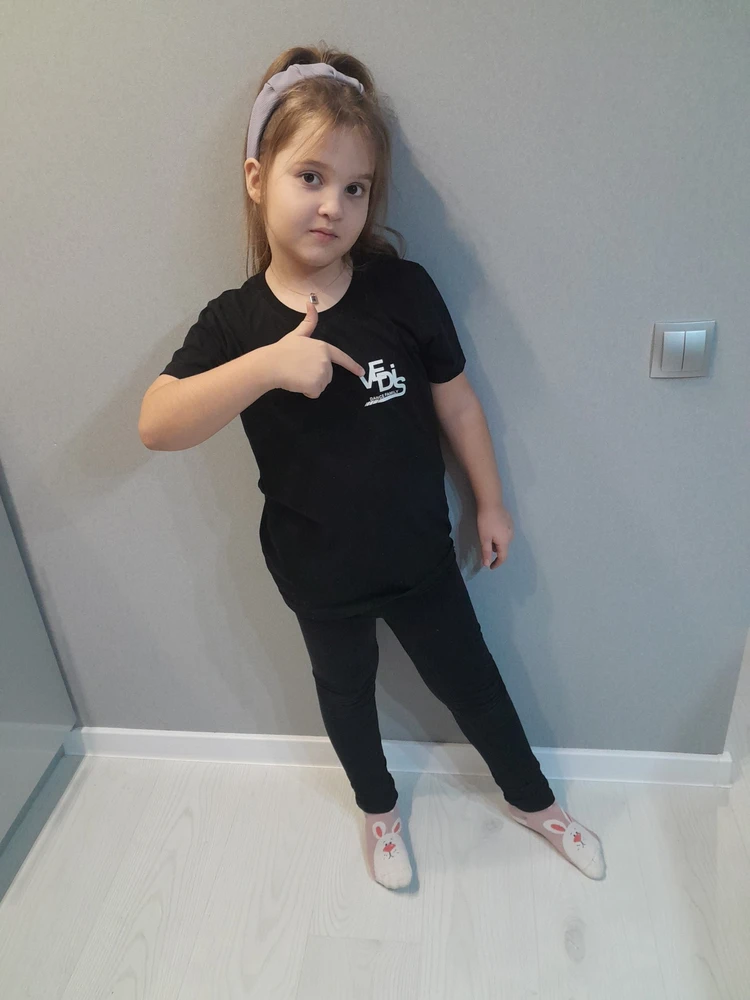 Брала дочери для танцев.  Хорошо тянутся, удобные, не спадают. Соответствуют размеру. Приятный к телу материал.