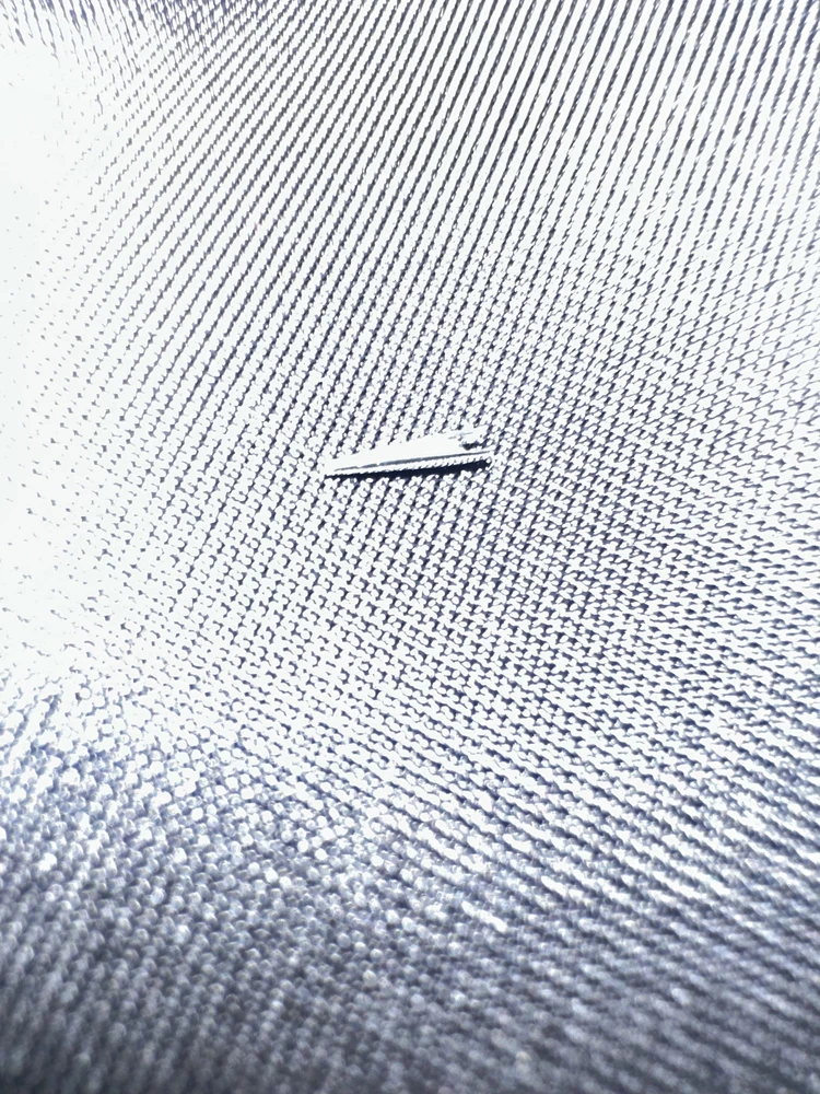 Сказать что я была в шоке- это ничего не сказать. Лосины выкупила без примерки, потому что до этого на ращмер меньше заказывала, немного в животе давили. Вот дома надеваю и думаю что то колит, подумала что бирка, она ведь внутри прикреплена. Вытащила, но все равно колола. Сняла, посмотрела, что то торчит, полумала что случайно он бирки пластик застрял, потому что не очень острое было, вытащила пинцетом и поняла что от иглы от швейной машинки ушко! Напомню, лосины не самые дешевые! Оставила, фасон классный! Но осадок остался