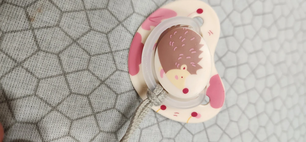 При смене размера, ребёнок без проблем перешёл на эту. Сосёт пустыгки только этой фирмы. К качеству нет нареканий, силикон мягкий. Колпачок имеется, слетает  иногда.