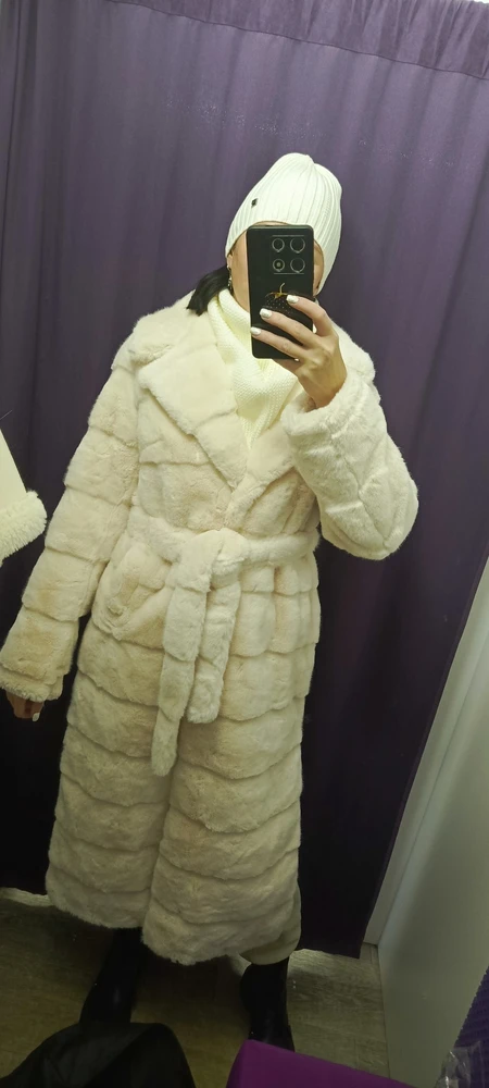 Шубка тоненькая, но на удивление тёплая, в -15 без кофты комфортно, но ветер конечно продувает. Фурнитура выполнена качественно, как на натуральной