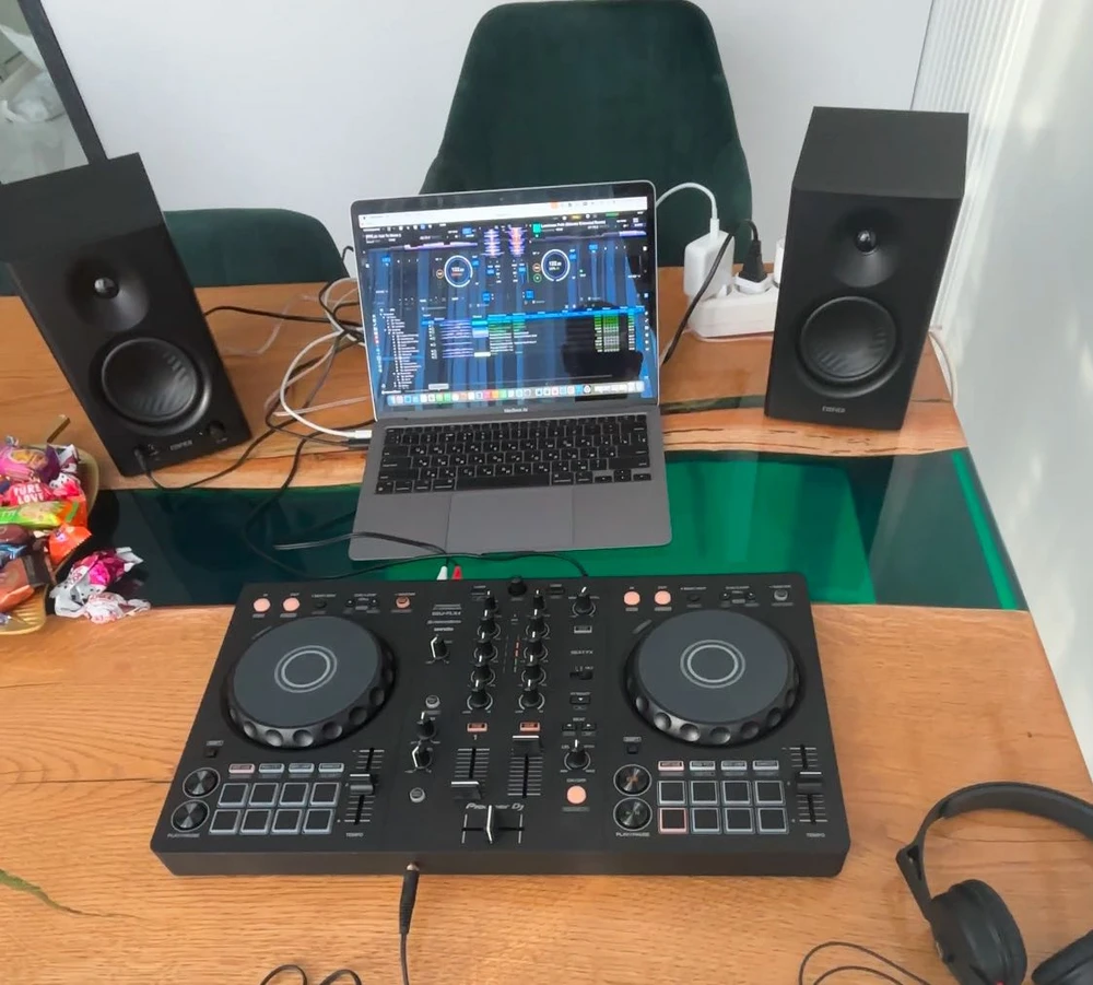 Можно смело брать. Покупал в пару к dj контролеру pioneer. Все понравилось. Все частоты слышно хорошо. Сводить треки одно удовольствие.