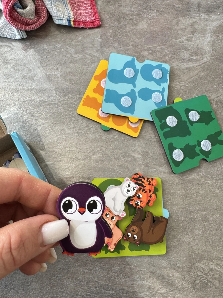 Очень маленький размер фигурок и карточек.На фото видно какого качества пазлы