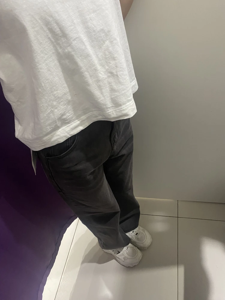 Сами джинсы ужасные, я в гих выгляжу как ишак какойто, и сами джинсы тоже так себе, почему они не черный как на фото в серые, рисунок вообще не подходит, и сама ткань ужасная