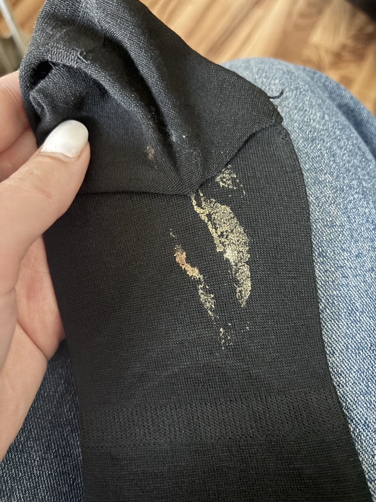 Сегодня, когда я открыла пачку, мне сразу же попалась грязная пара, и это было очень неприятно.