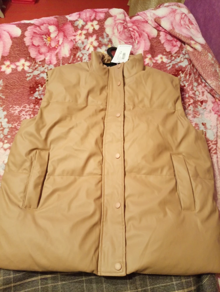 Жилетка хорошая, удобная тёплая. Но ожидала, что она будет светлее. Чем в реальности