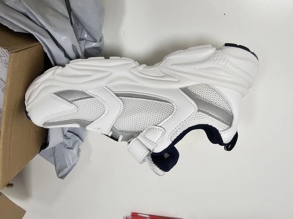 Маломерки, на размер 35 у дочи заказала 37, но увы прислали 38 он конечно же был велик.