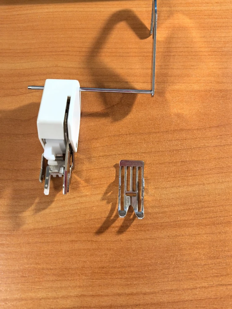 Получила лапку 12 февраля, 15 февраля решила попробовать, сначала на ткани прошла несколько строчок, изучала как работает, далее сломалась иголка, поставила новую также сломалась, сразу не заметила,  оказывается отвалилась нижняя планка. Планку вставить уже не возможно, прошу вернуть деньги.