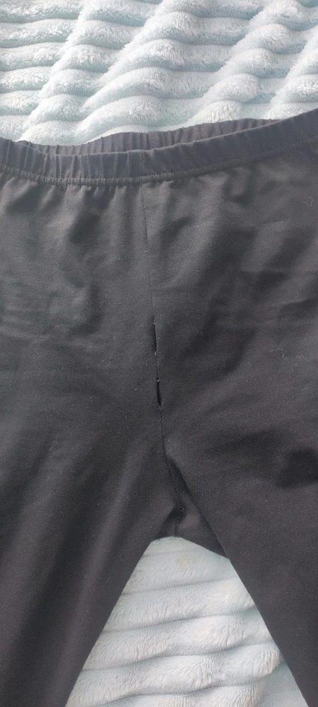 На первой же тренировки на танцах у дочери спереди разошёлся шов на леггинсах, ладно бы на попе ещё, но спереди 🤷♀️
Ну и после тренировки вытянулись колени.