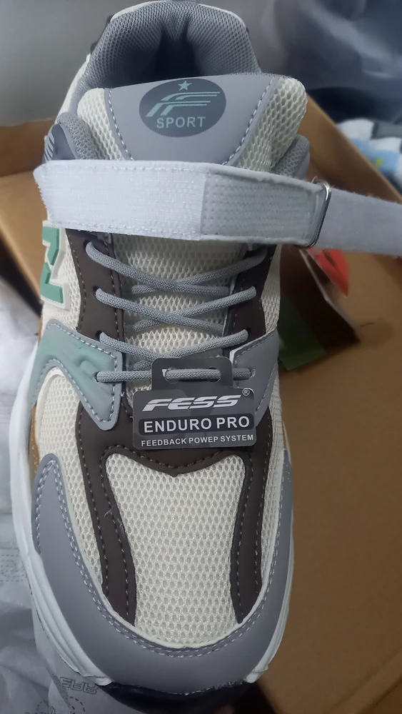 В 40-м размере стелька 24,5 см(пятка в стельке закруглена 0.5 см-это в счёт общей длины) - на стопу 24,5 конечно тесно.В размере 41 стелька 25 см(и 0.5 см закругленная-приподнятая пятка-не в счёт длины)-на стопу 24,5 см тоже тесно-мешает шов -стык кожзама и текстиля на носу кроссовки.Жаль,что нет размера больше.Отказ,т.к.маломерят минимум на 2 размера