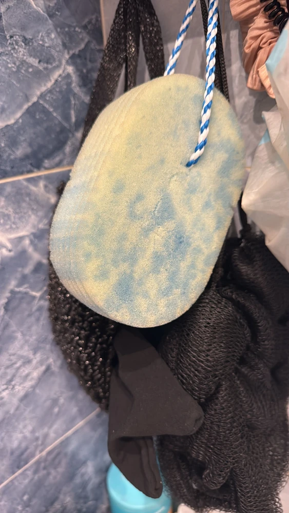 Губка хорошая пенится отлично но пожелтела быстро!☹️ обидно