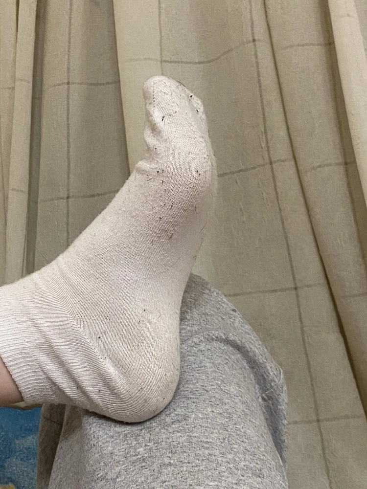 Ранее заказывала у этого продавца носки в белом и черном цвете, по 10 пар, если не ошибаюсь, было это давненько, может год назад. Носки были очень хорошего качества, хватило их надолго. Я на энузиазме, думала нашла хорошего продавца и не придется тратить время на поиск нового, решила заказать сразу по 10 пар в черном и белом цвете, плюс парню 10 пар черных. На пункте выдачи я не стала проверять, т.к. думала что приет то, что и раньше. Но дома уже сразу поняла, что материал другой. После первой носки уже скатываются и выглядит все это непрезентабельно, сидят по другому. В общем, просто неприятно