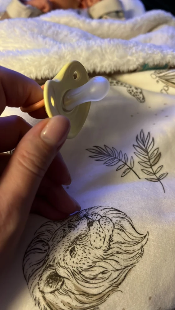 Мой ребенок взял только эту соску. Остальные все забраковал. Причем сосет ее с рождения. Хотя на соске написано 3-6 мес.