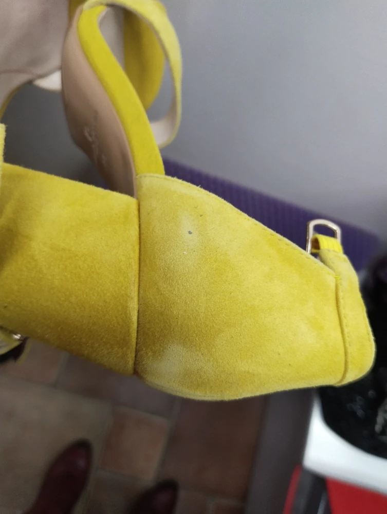 Может быть я чего то не понимаю? Зачем вы отправляете обувь, в которой ходили/ брак? Указывайте, что товар с уценкой тогда и недостатки. Возможно это оценят.