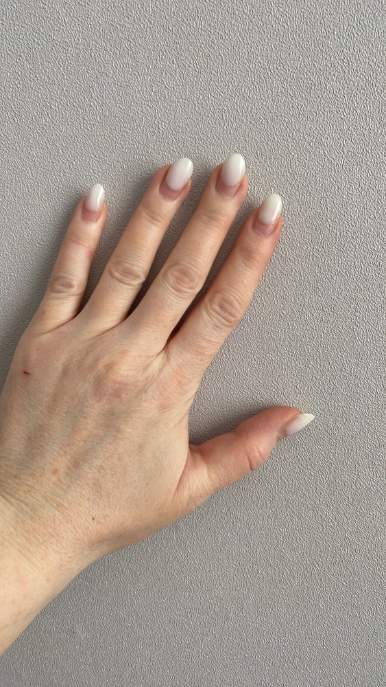 Делала.сама.себе.без.навыков.маникюриста,никаких отслоек, все дердится круто, рекомендую👌🏻