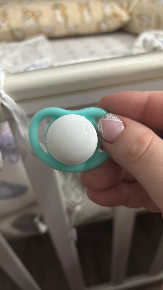 Не подошел размер. Слишком маленький для 6 месячного ребенка. Соски 0-6 такого же размера. Ребенок не крупный